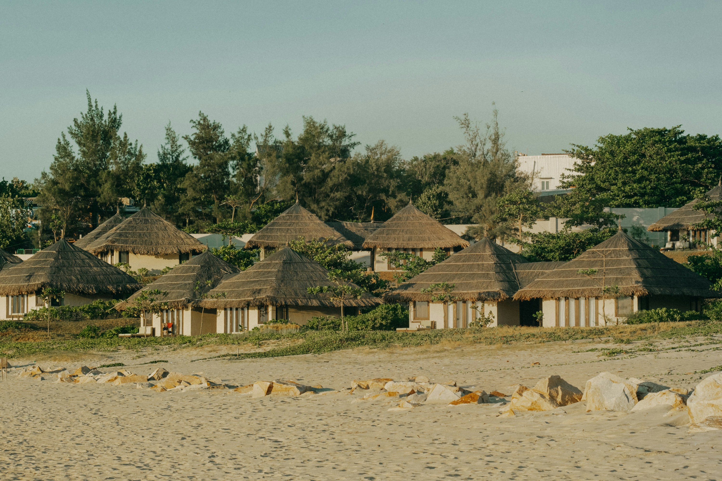 Nhà nghỉ mái lá bên bãi biển