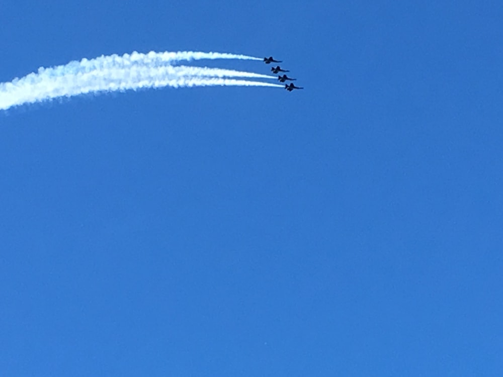 Un grupo de aviones volando a través de un cielo azul
