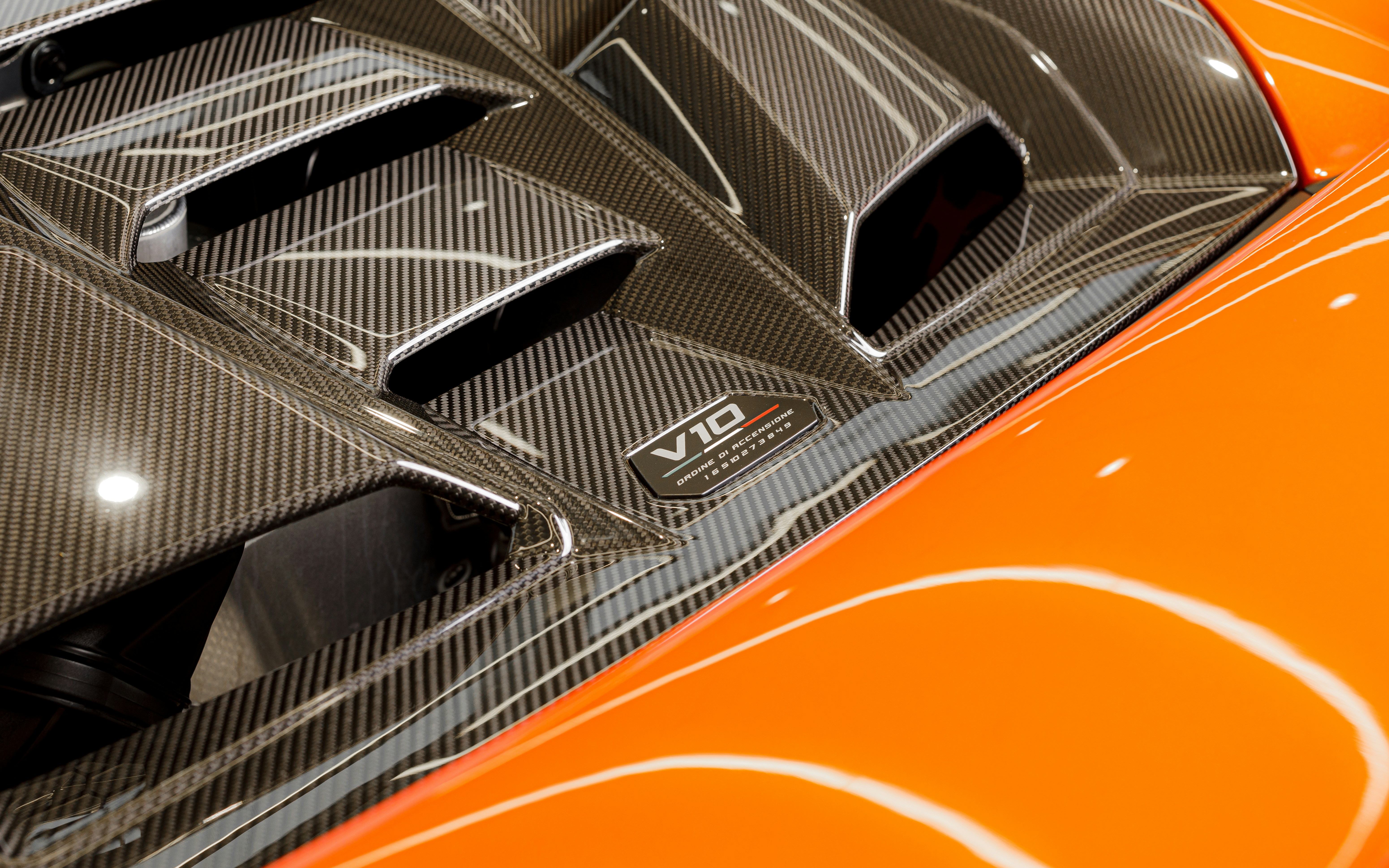 VelocityX engine V10 with carbon fiber intake manifold