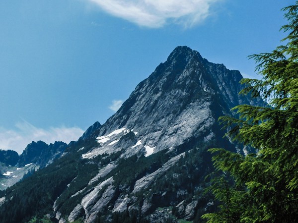 Nepal’s Majestic Peaks: A Journey Through Everest and the Himalayas