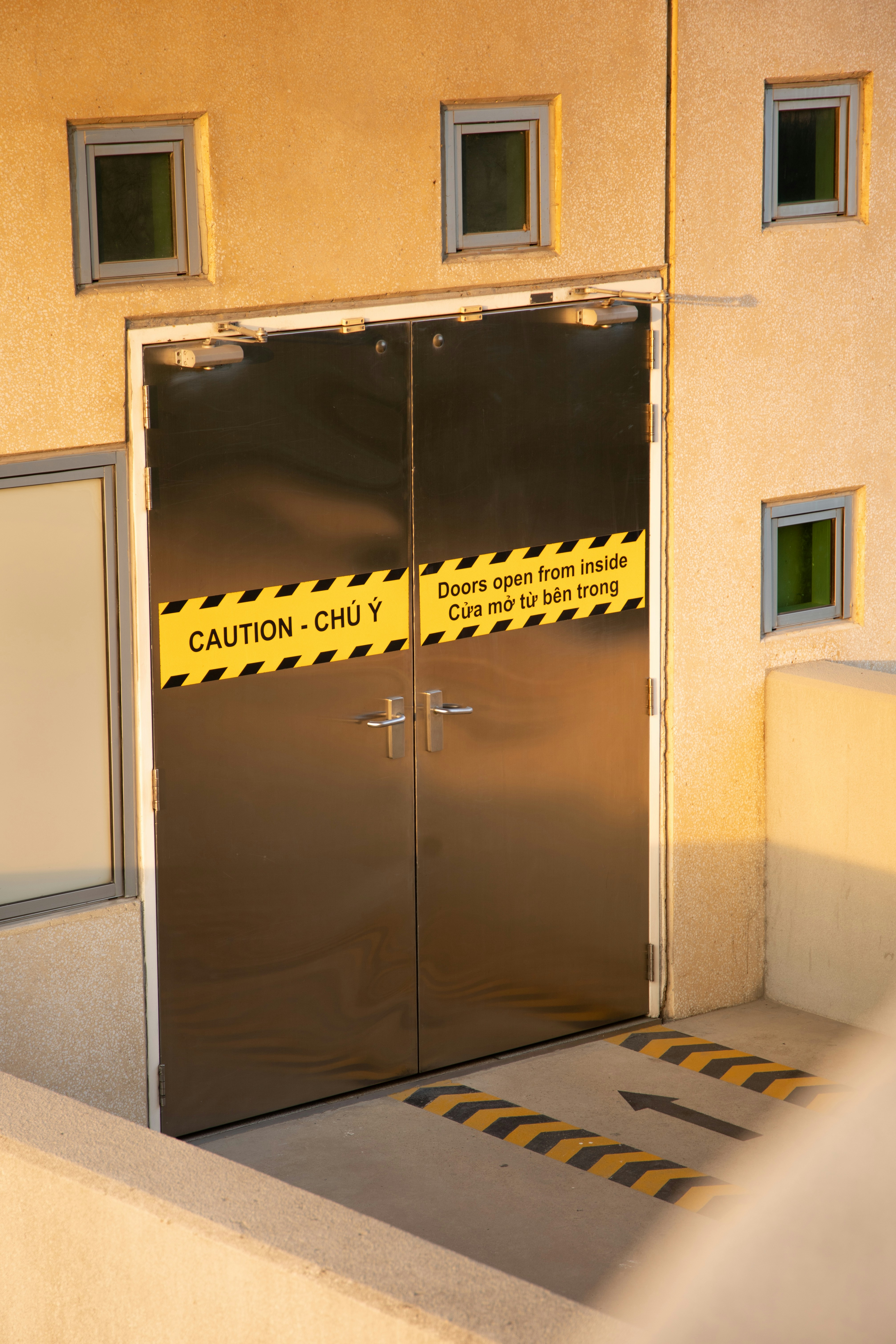 una gran puerta de metal con un letrero de precaución