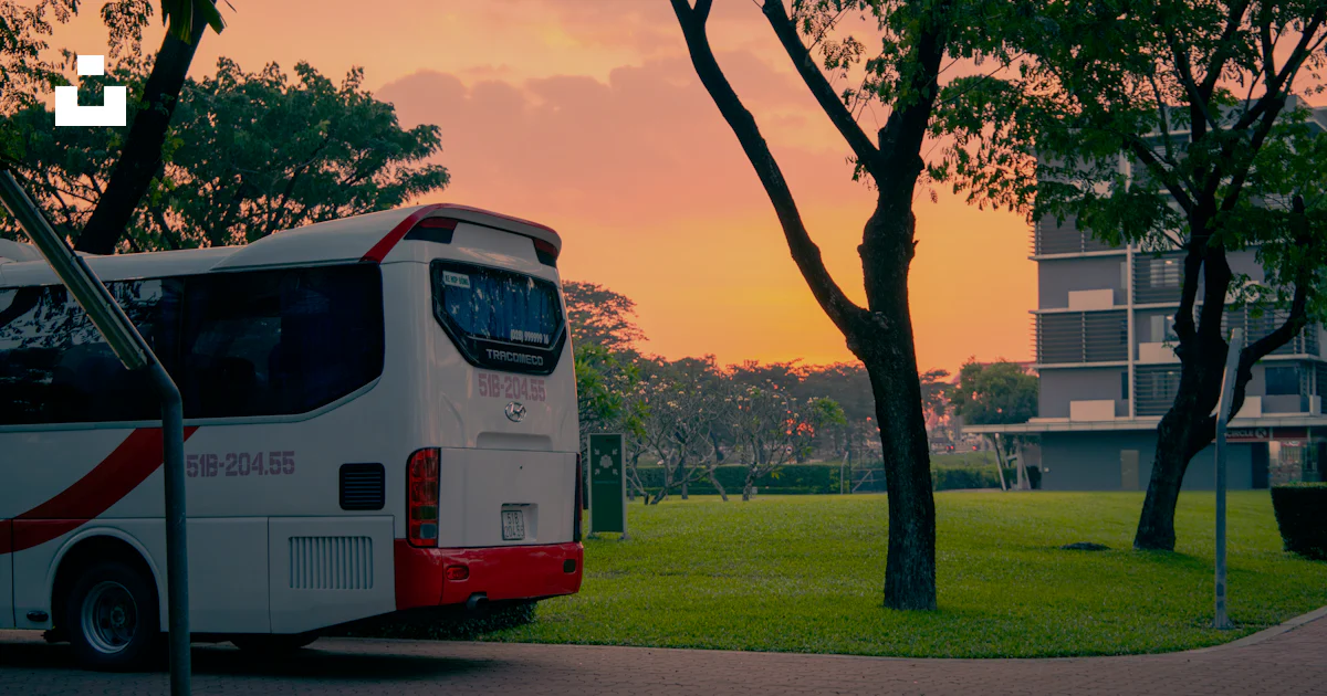 Rmit Bus A bus parked on the side of the road photo – Free Rmit saigon south ...