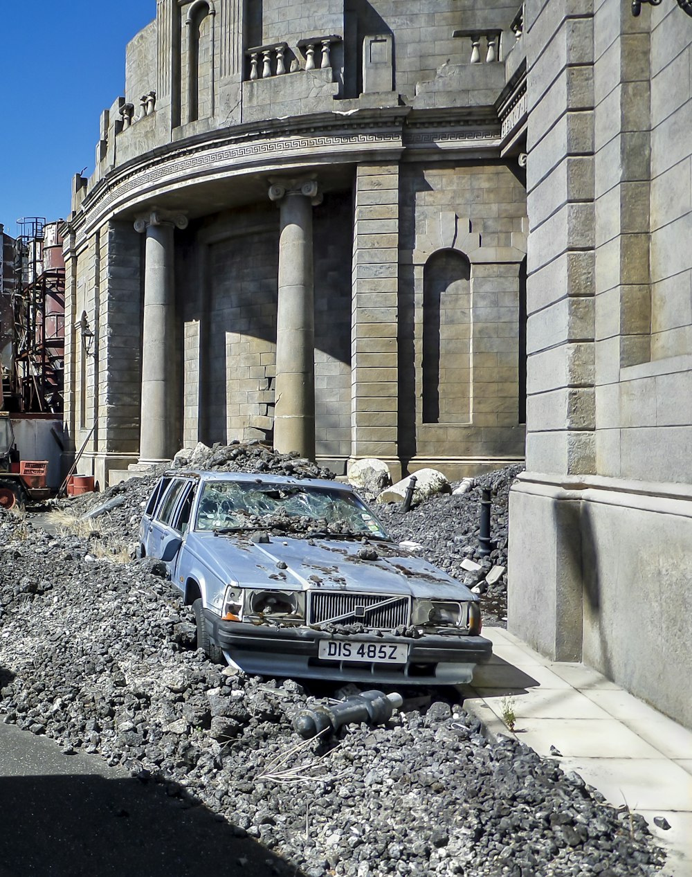 Un coche que está sentado en la tierra