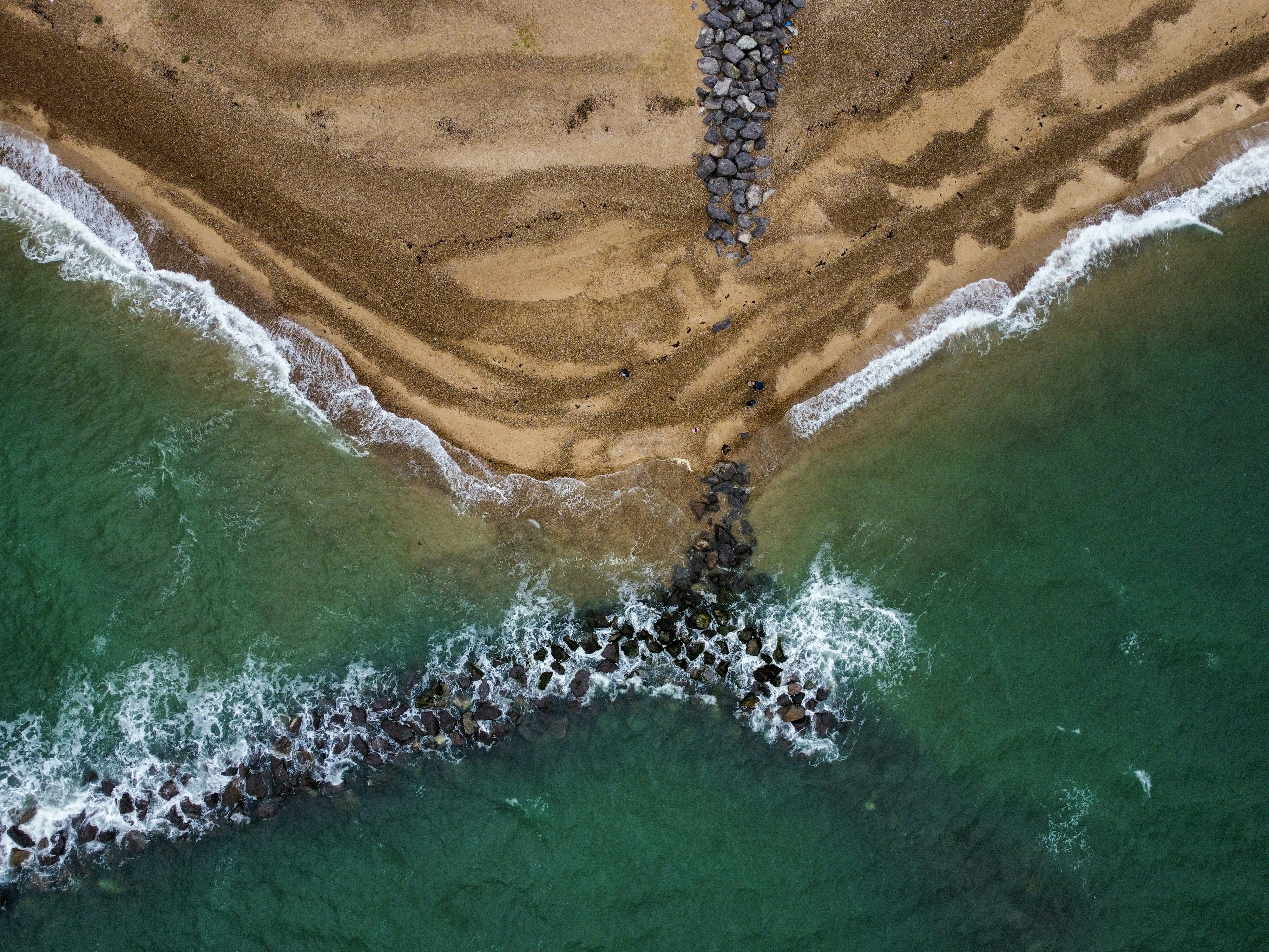 Una vista aérea de una playa con olas rompiendo en ella