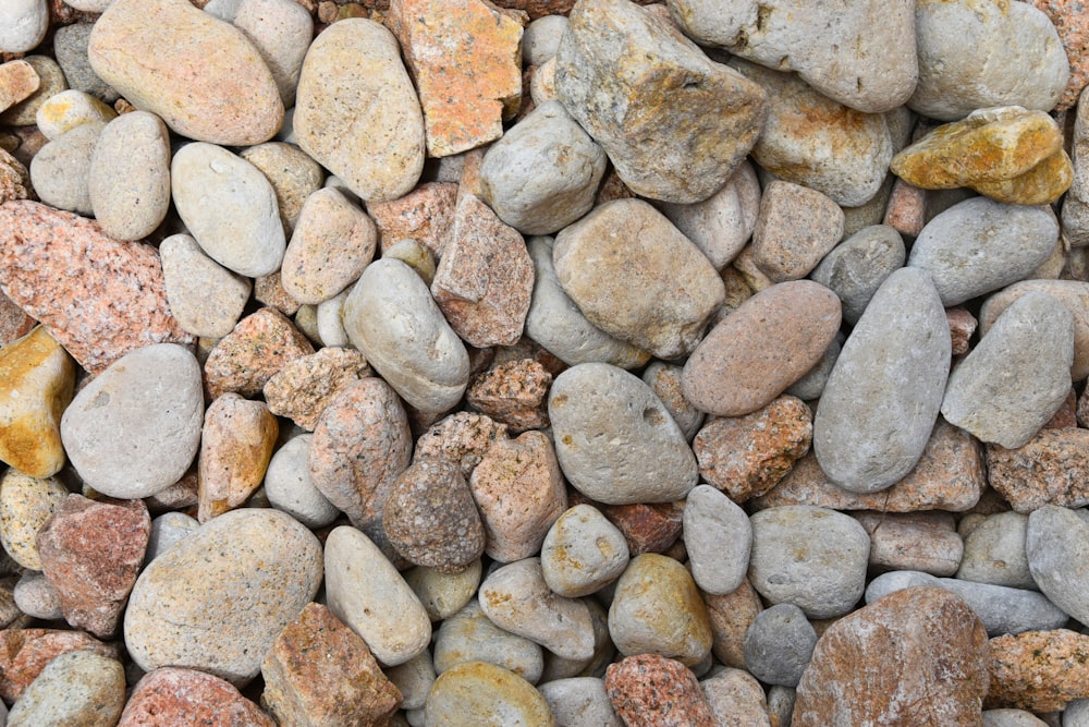 a close up of a bunch of rocks