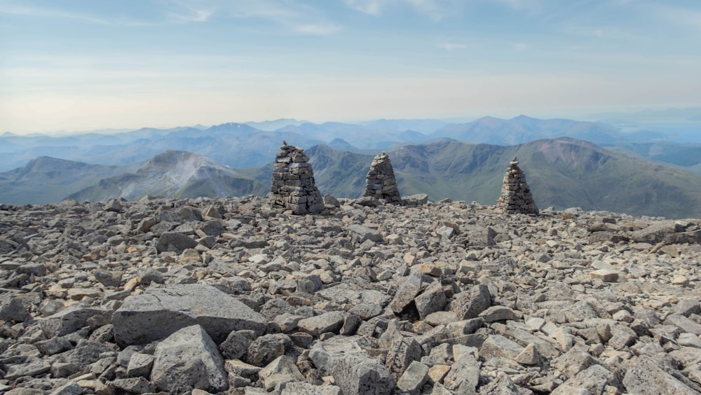 Un grupo de rocas sentadas en la cima de una montaña