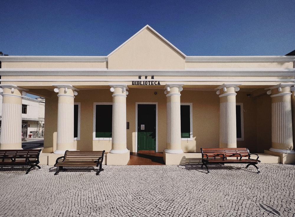 a couple of benches sitting in front of a building