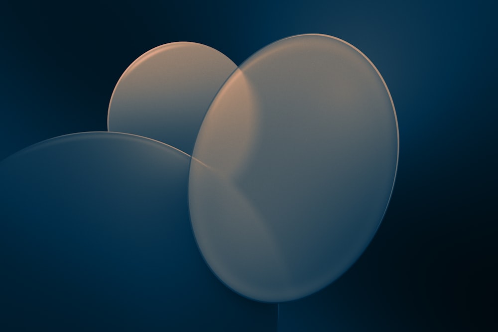 eine Gruppe weißer Luftballons, die in der Luft schweben
