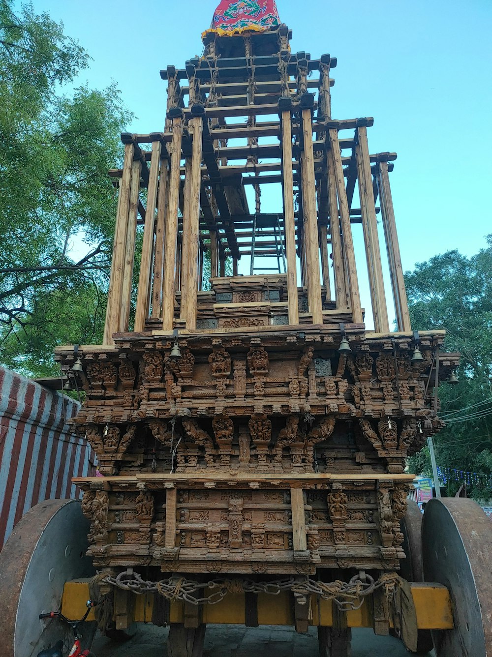 トラックの上に座っている大きな木造の建造物
