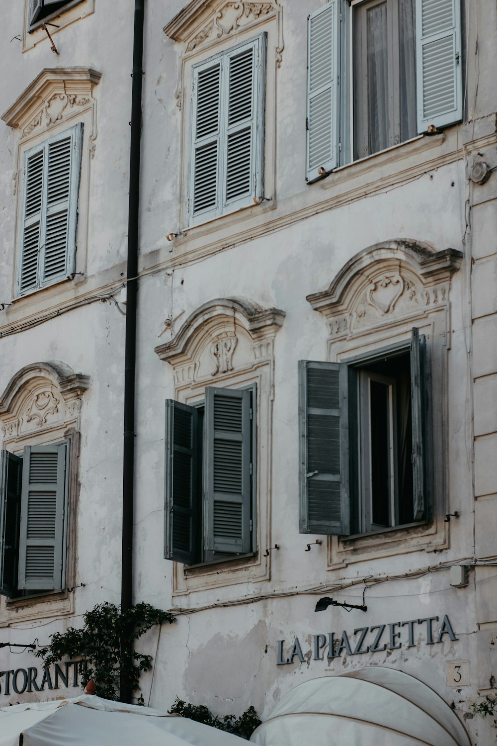um edifício antigo com várias janelas e persianas