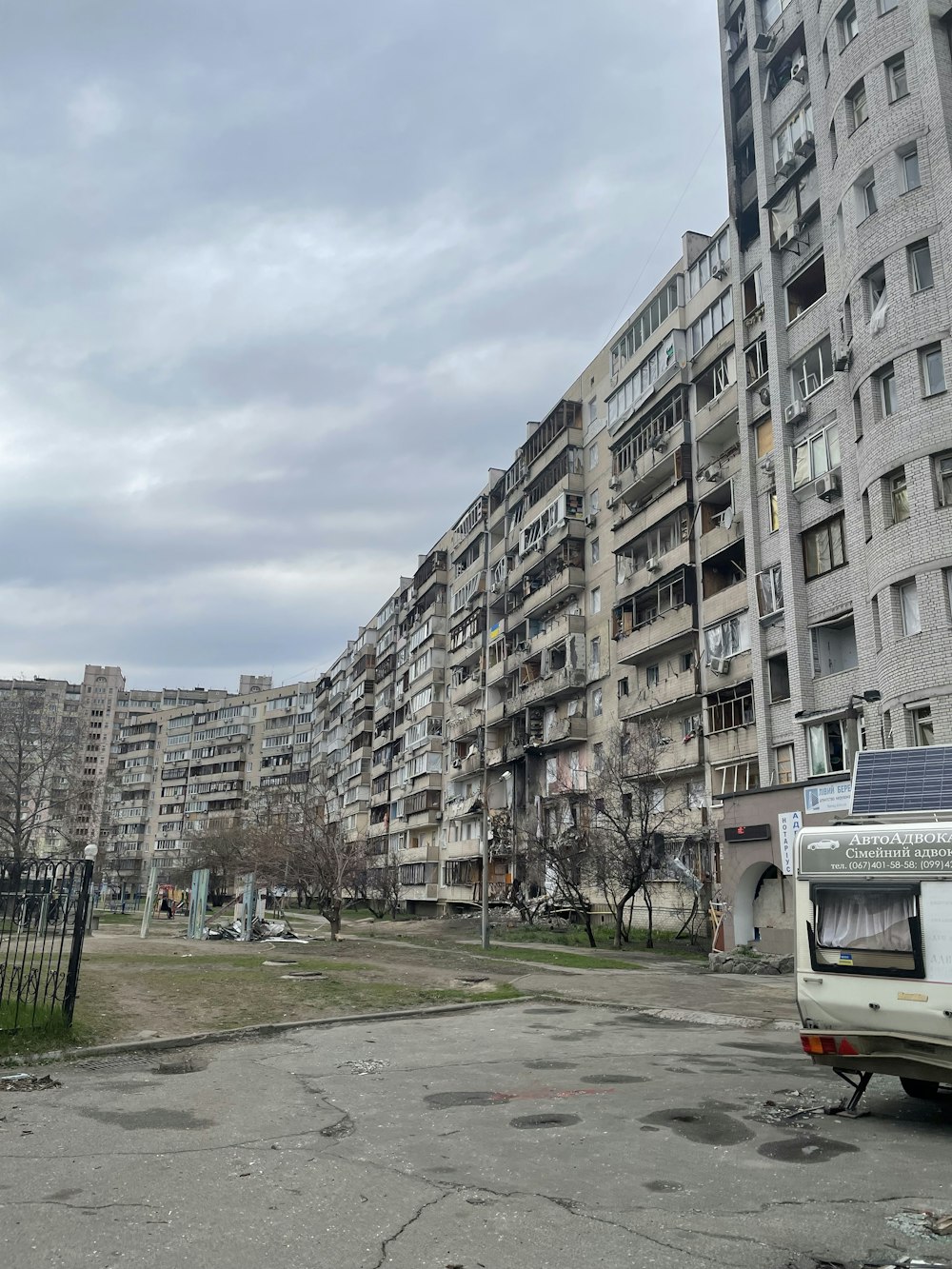 un parking vide devant un tas de grands immeubles