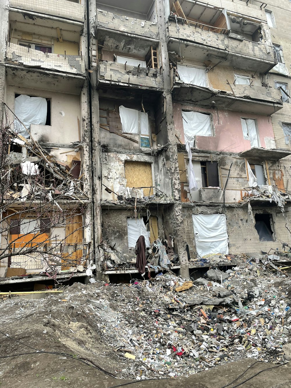 Un très grand bâtiment avec beaucoup de fenêtres