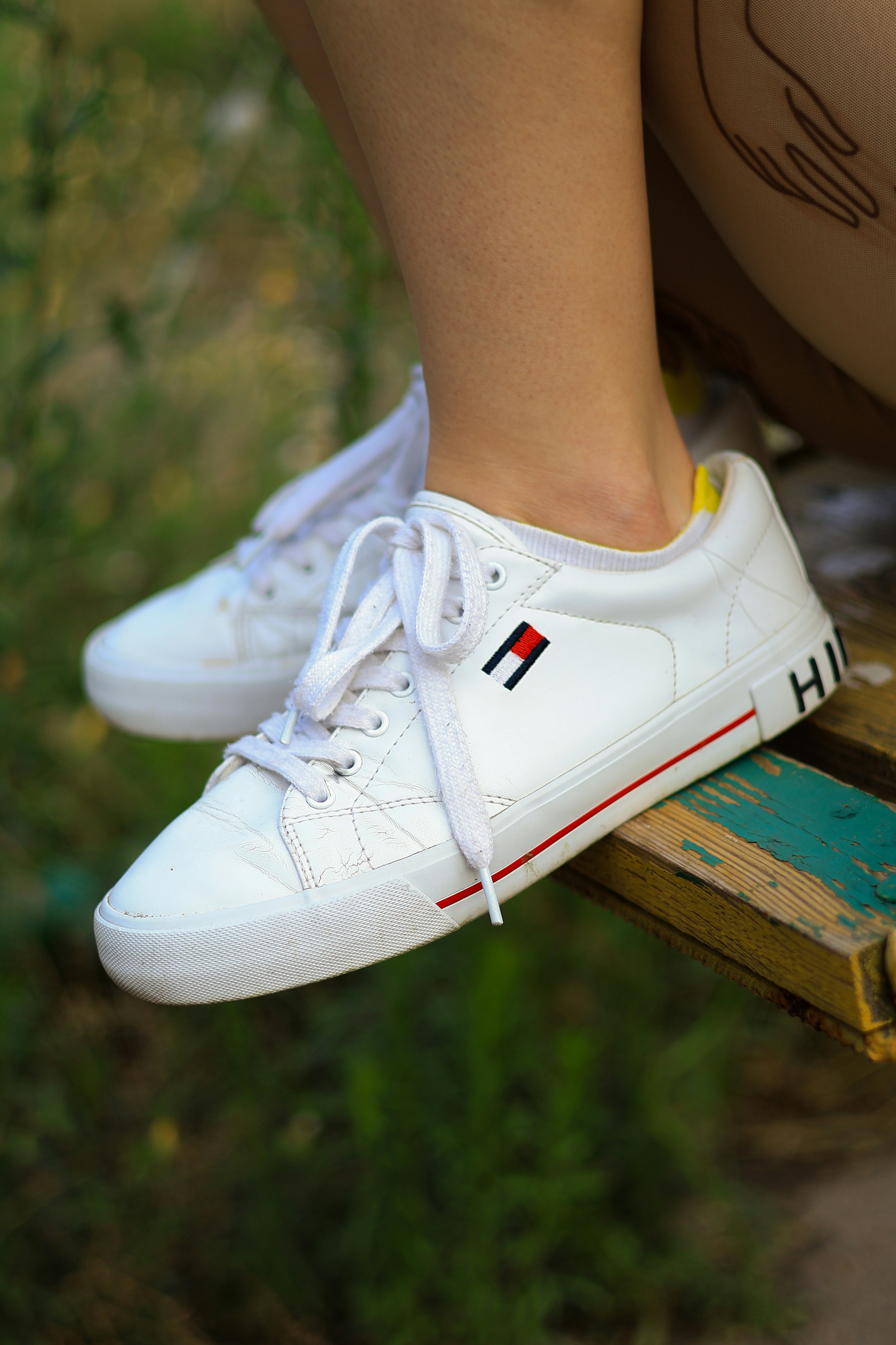 Tenis deportivos infantiles con luces y velcro Crema