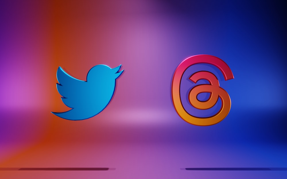 Un logotipo de Twitter azul y rojo