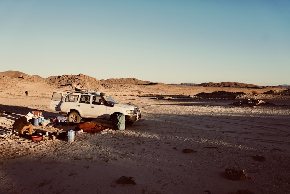 Un coche aparcado en medio de un desierto