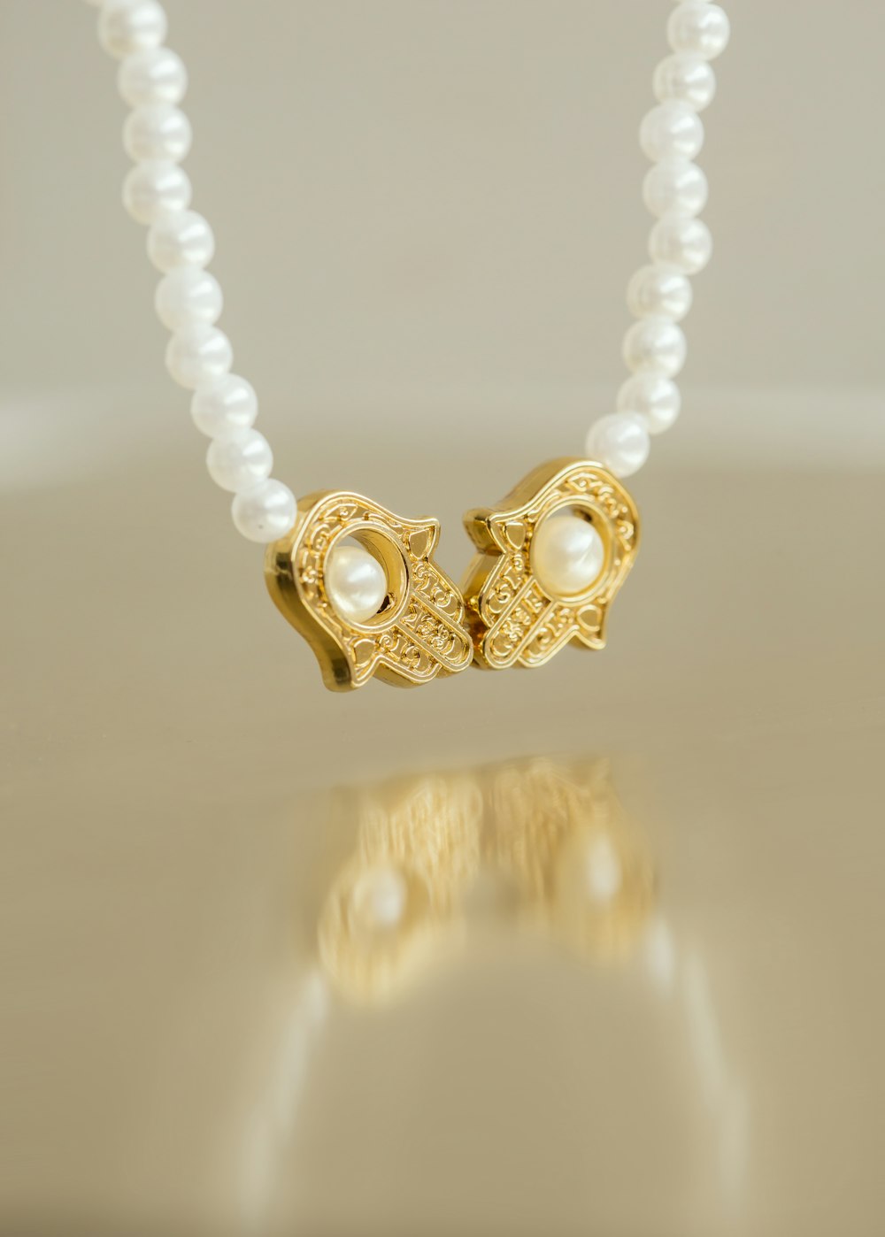 un collier avec des perles et un fermoir en or