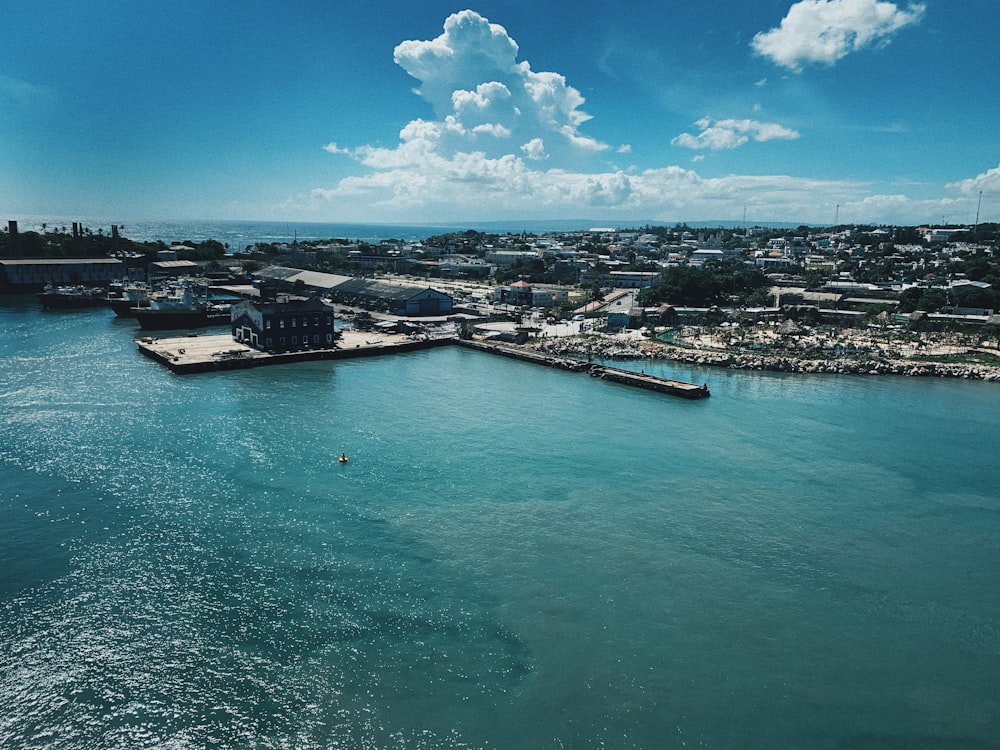 Un grande specchio d'acqua vicino a una città