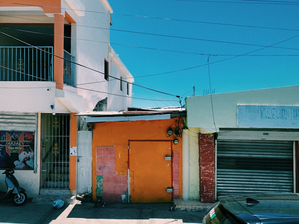 uma motocicleta estacionada em frente a um prédio;