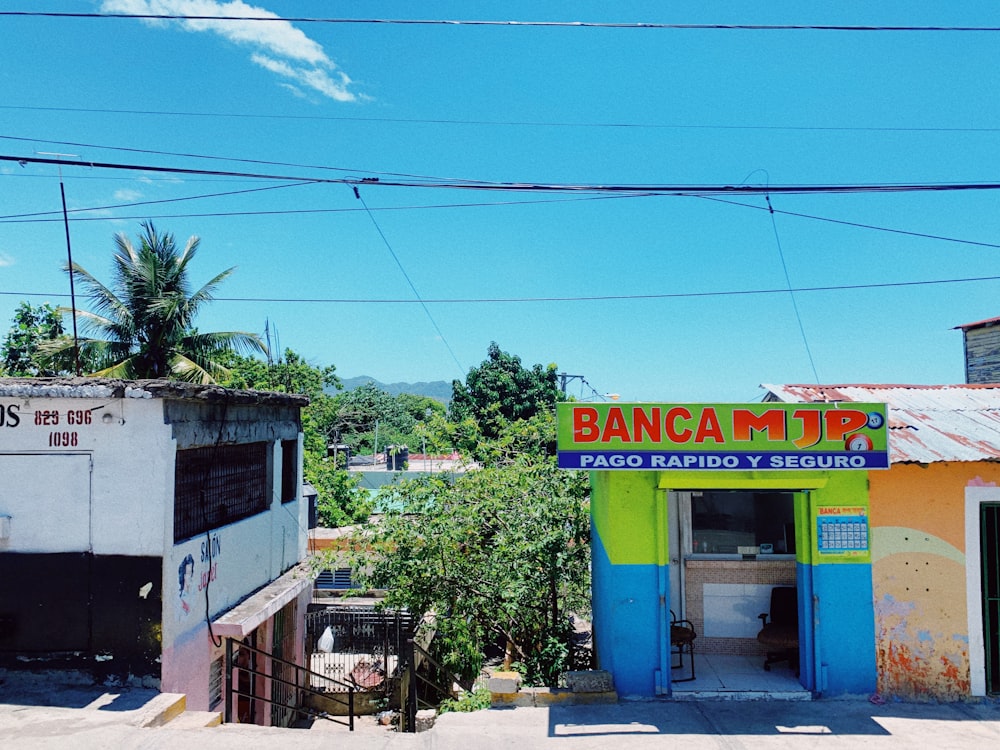 a small building with a sign that says bancamiir