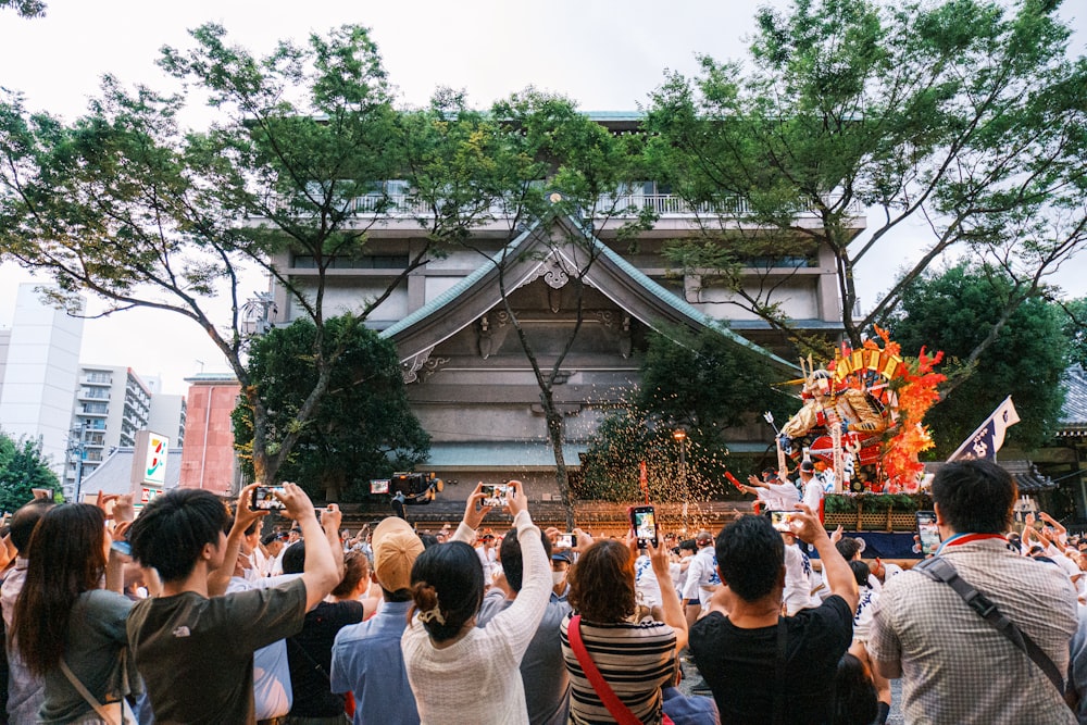 建物の前に立つ人々のグループ