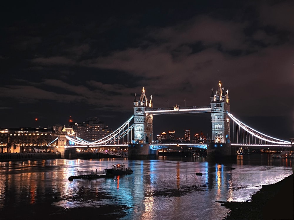 Una escena nocturna del Tower Bridge en Londres