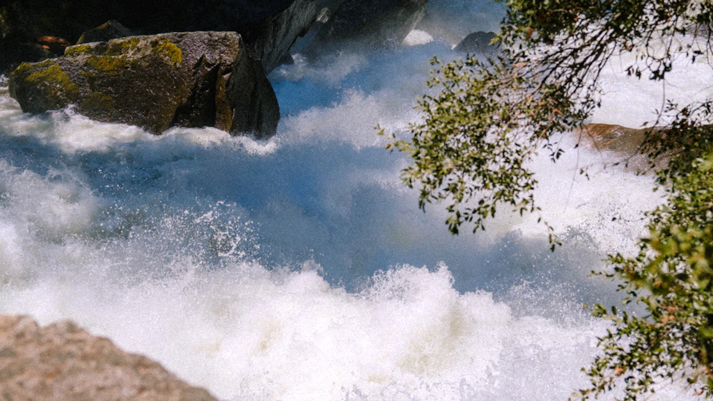 Courant de rivière puissant, métaphore de la pression exercée par un overbet à la river