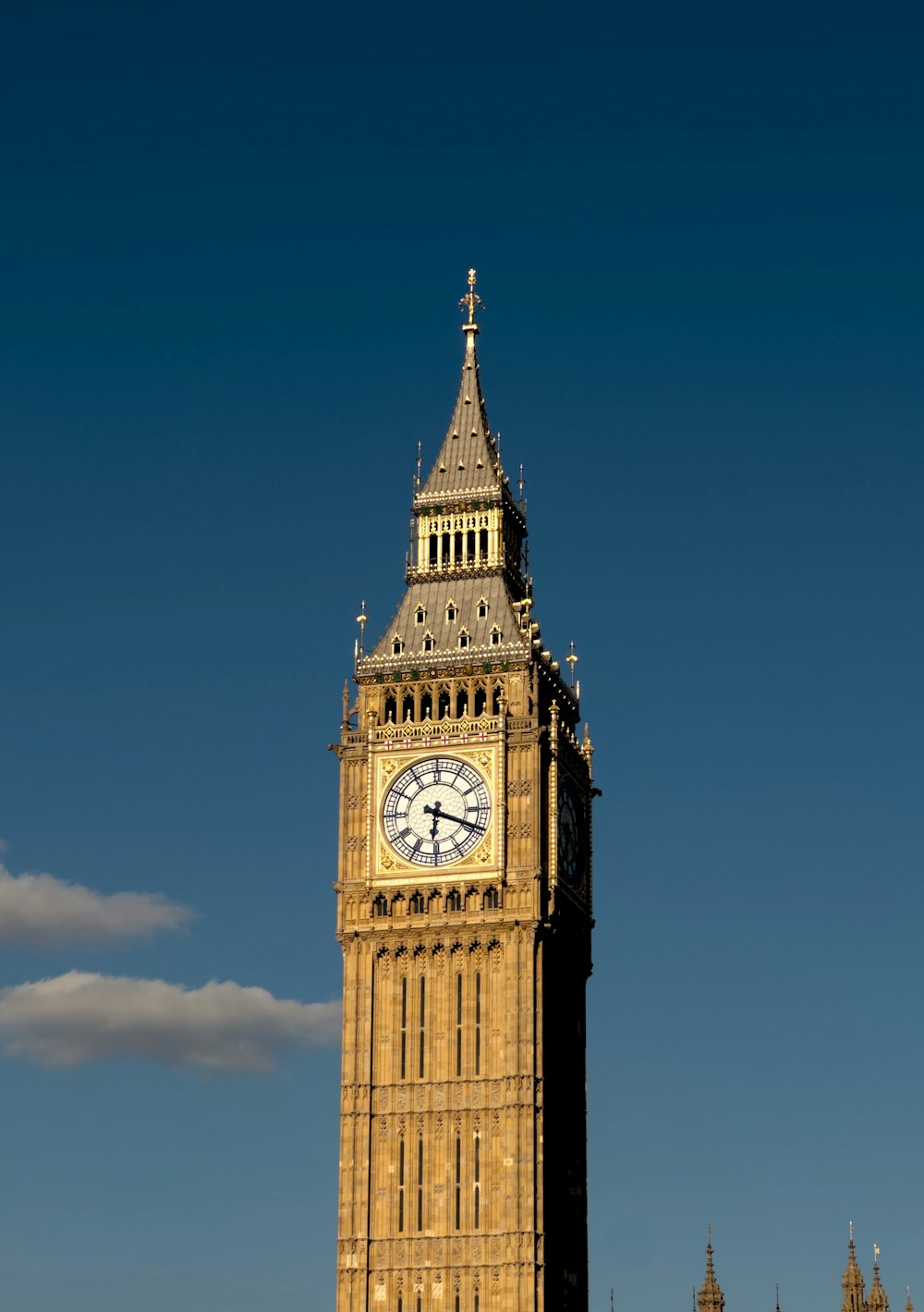 une haute tour d’horloge avec un fond de ciel