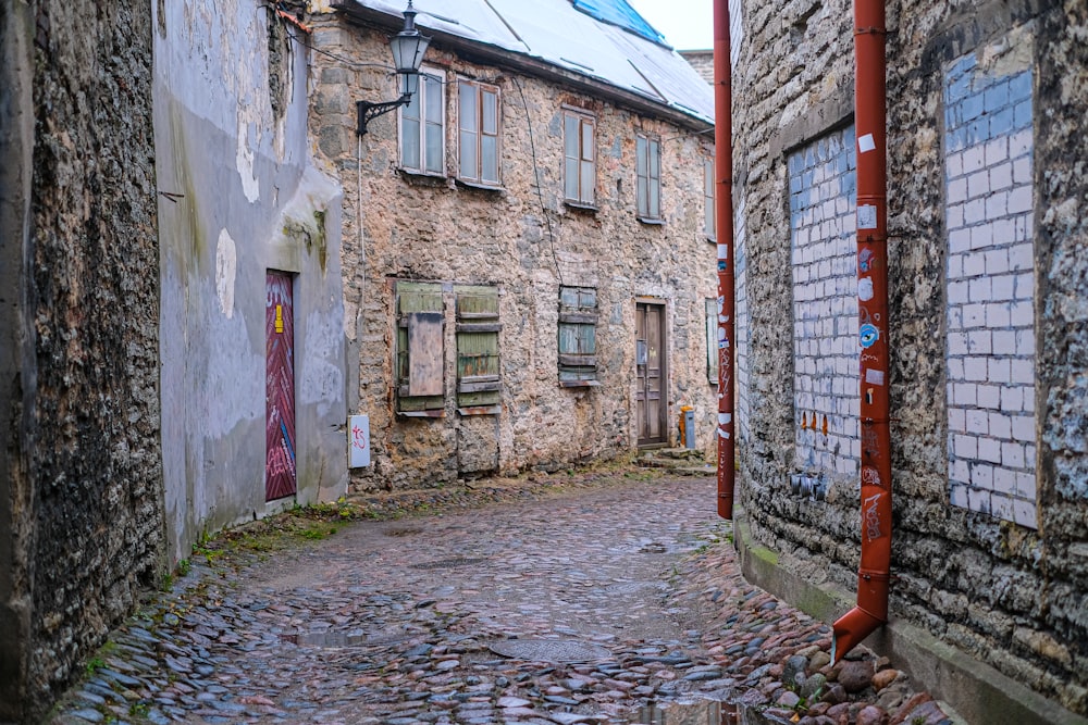 Uma rua de paralelepípedos em uma antiga vila europeia