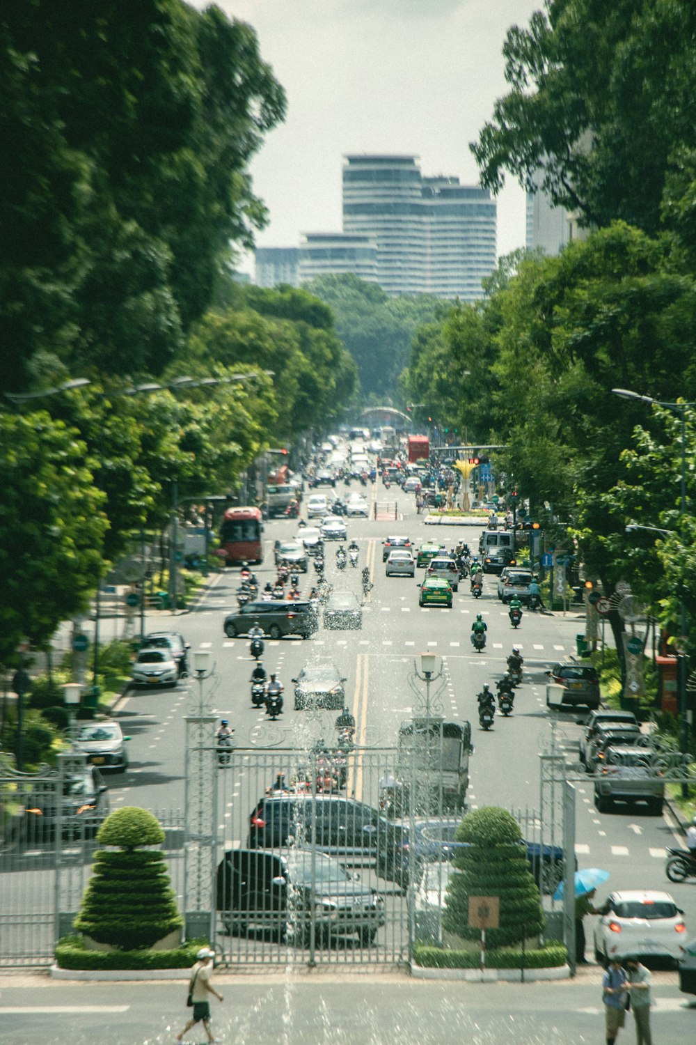 uma rua da cidade cheia de muito trânsito