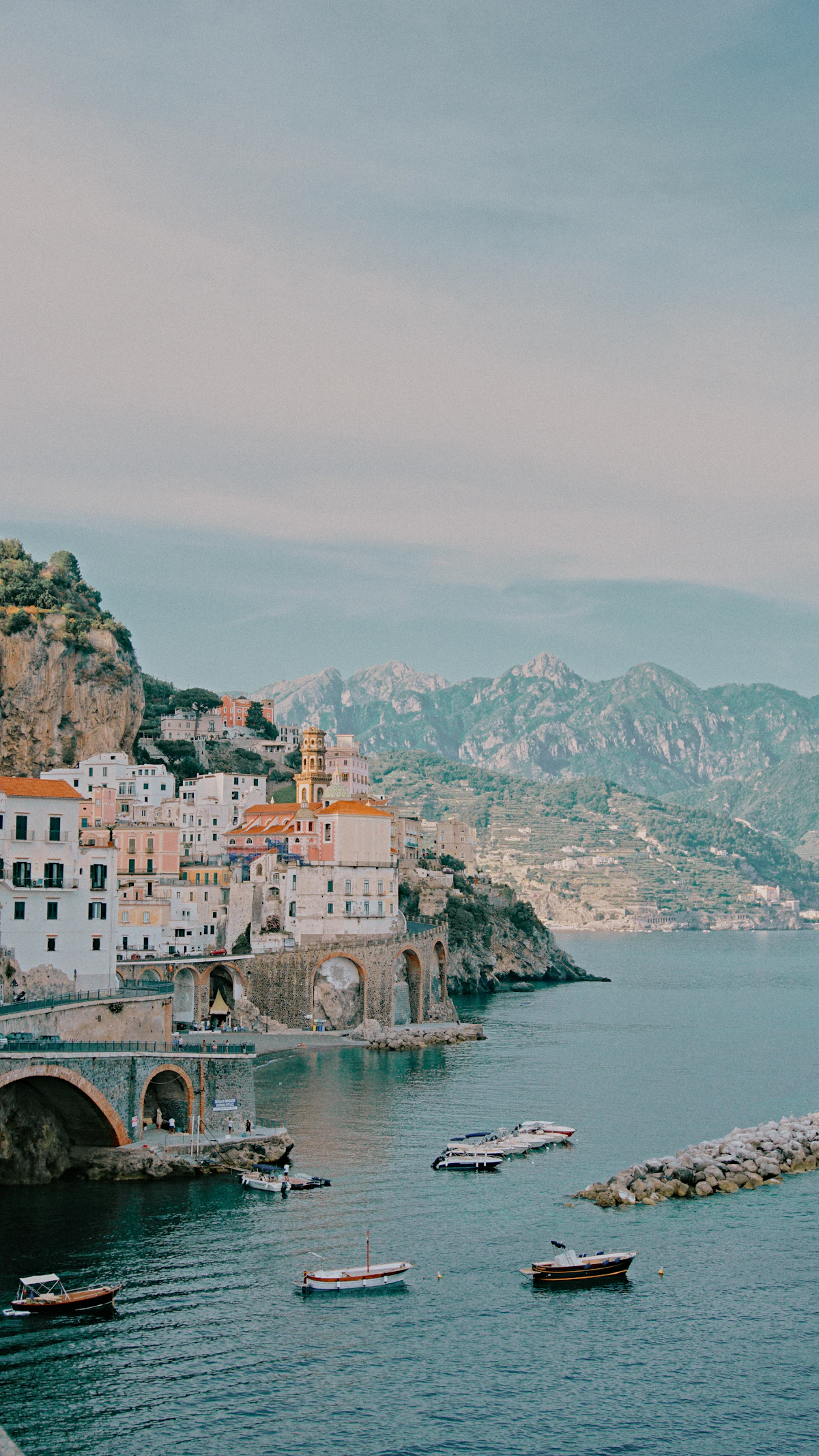 Il borgo di Atrani in Costiera Amalfitana con le barche ormeggiate