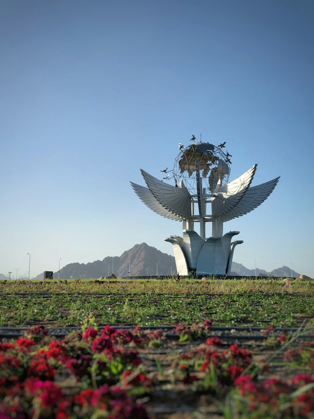 Une grande sculpture au milieu d’un champ