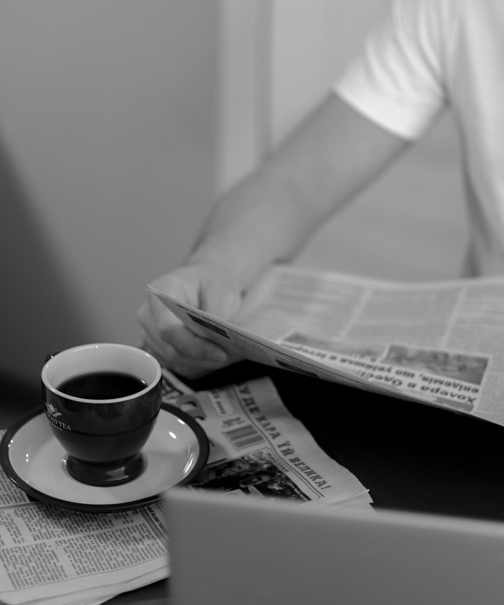 uma xícara de café sentada em cima de uma mesa