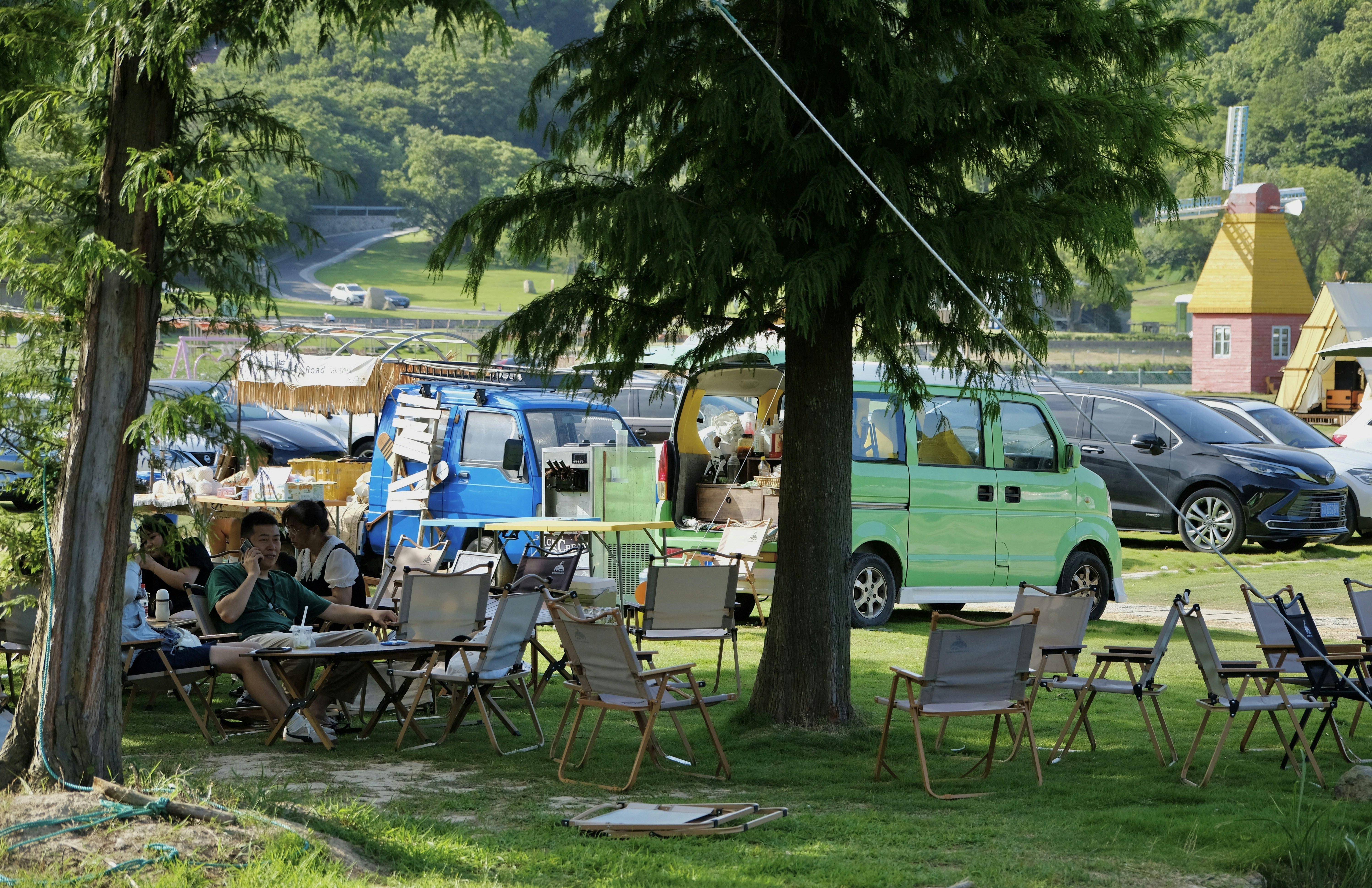 photo-1689424232460-b1b04dab1a2c?ixid=M3wxMjA3fDB8MXxzZWFyY2h8OHx8Y2FtcGVyJTIwdmFuJTIwcmFsbHl8ZW58MHx8fHwxNzYzMjYxNjkzfDA\u0026ixlib=rb-4.1.0