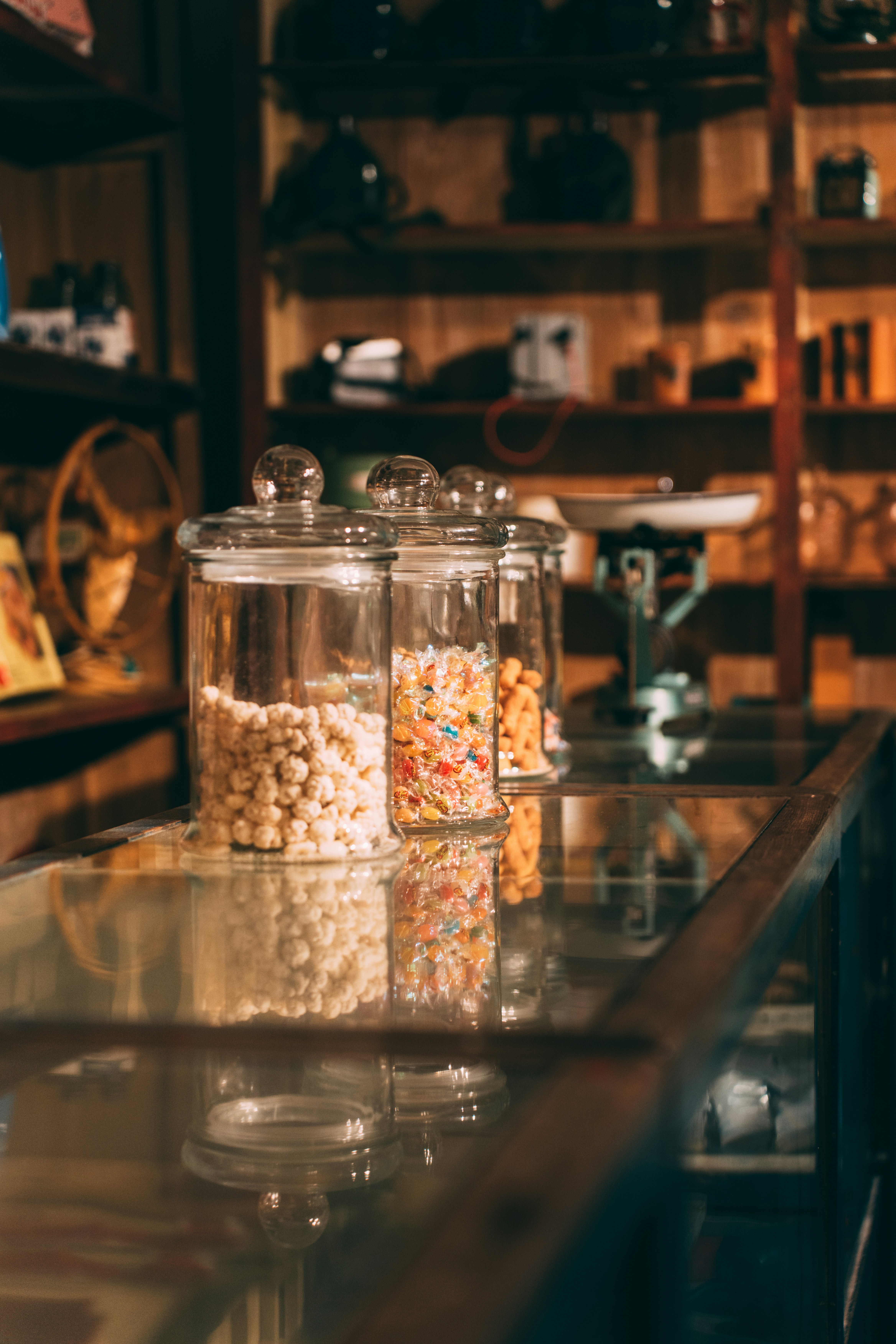 카운터 위에 음식으로 가득 찬 두 개의 항아리