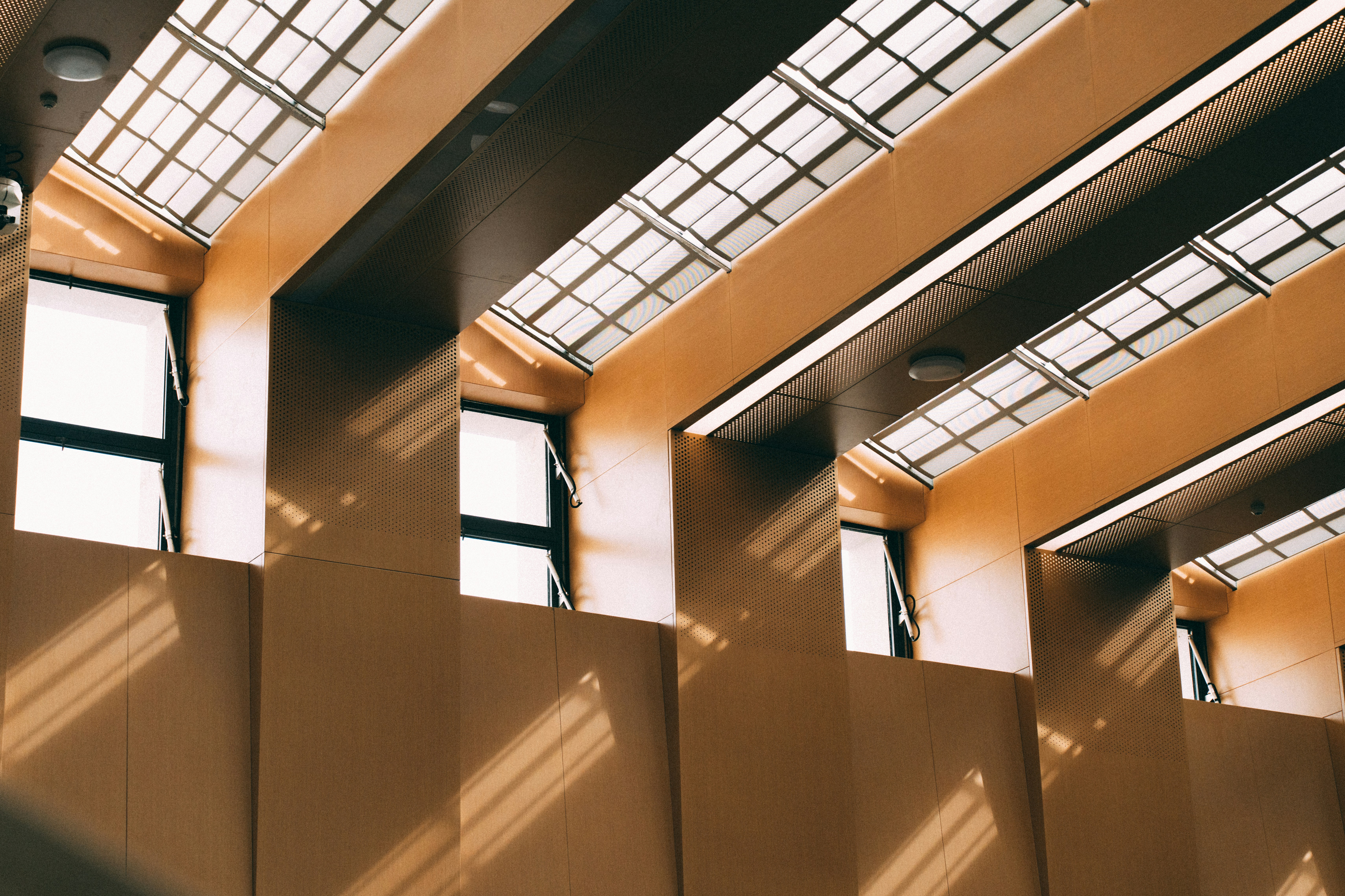 많은 창문과 채광창이 있는 큰 건물