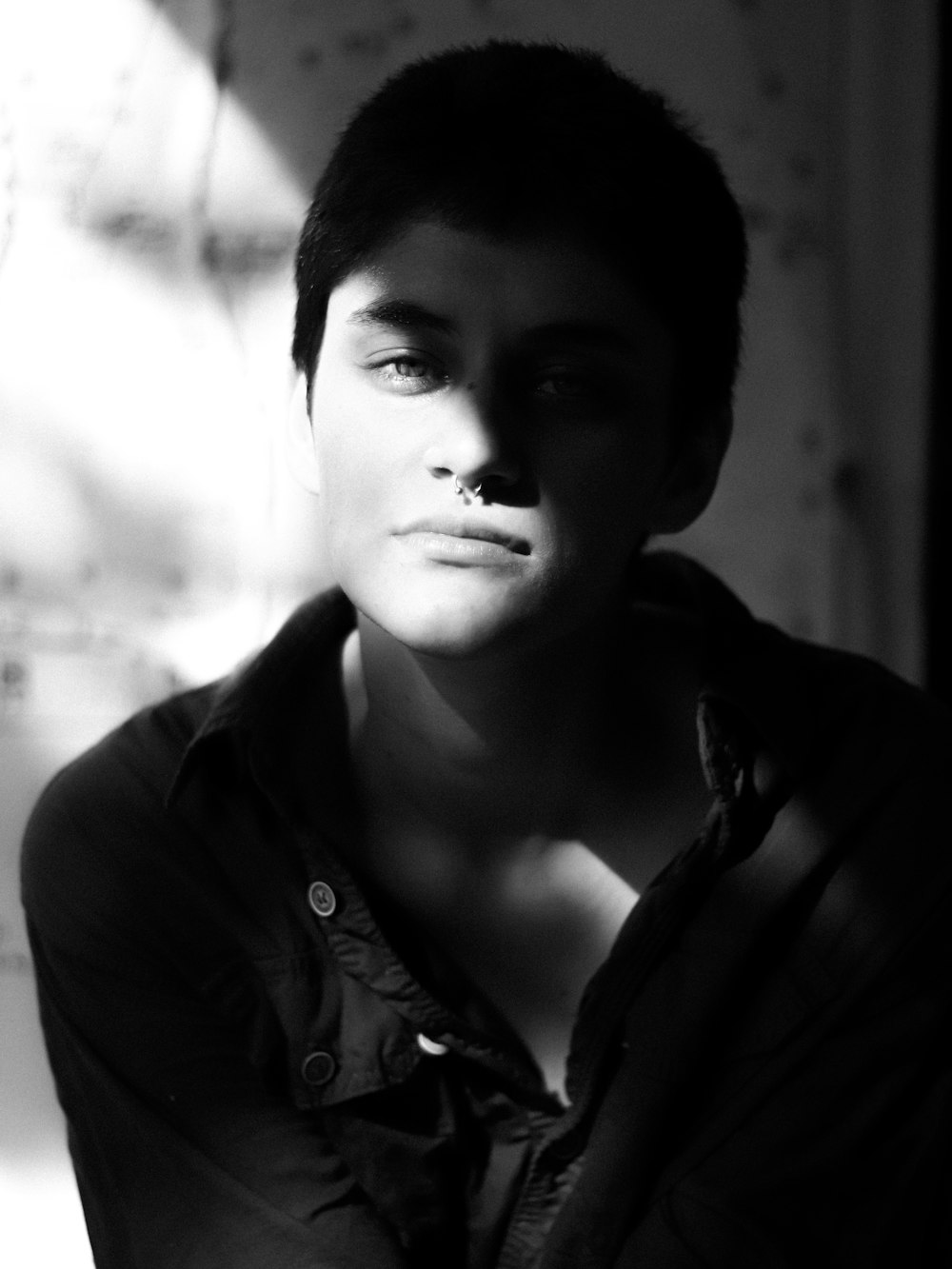 uma foto em preto e branco de um jovem