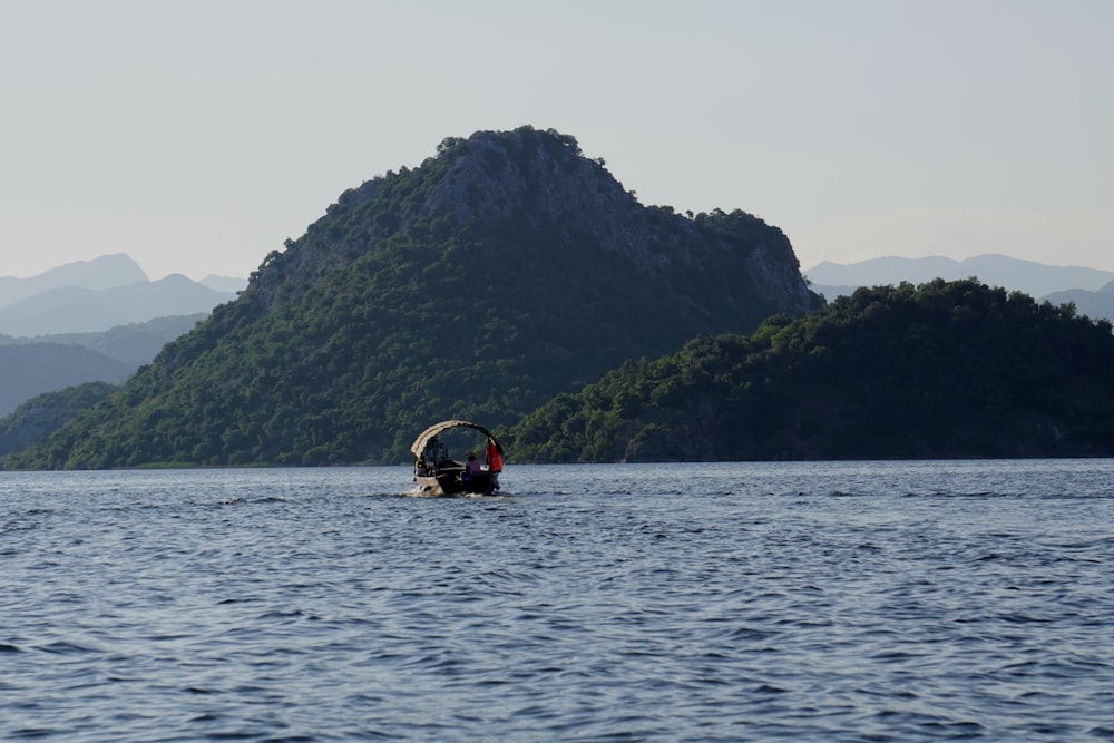 una piccola barca in un grande specchio d'acqua