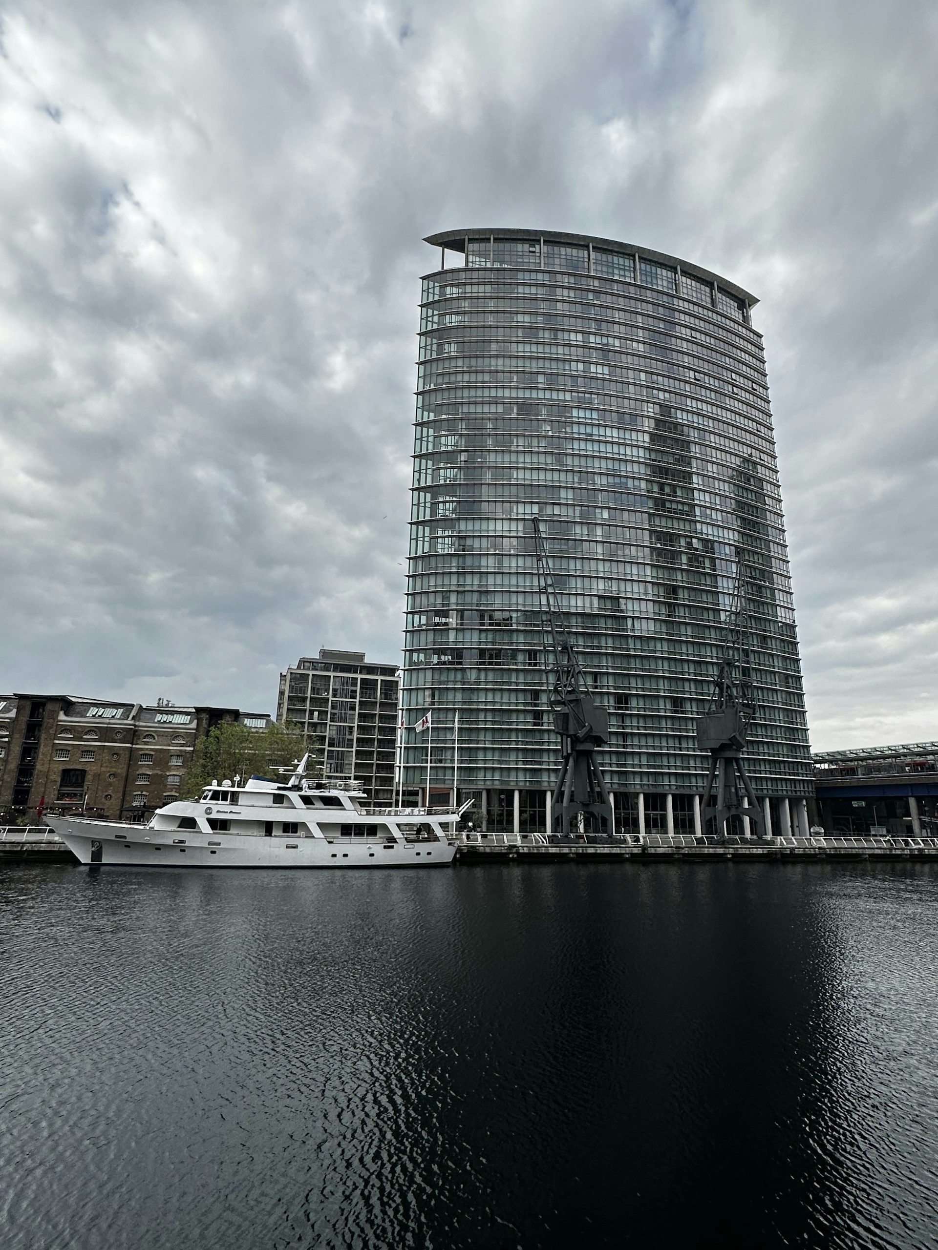 gray computer monitor