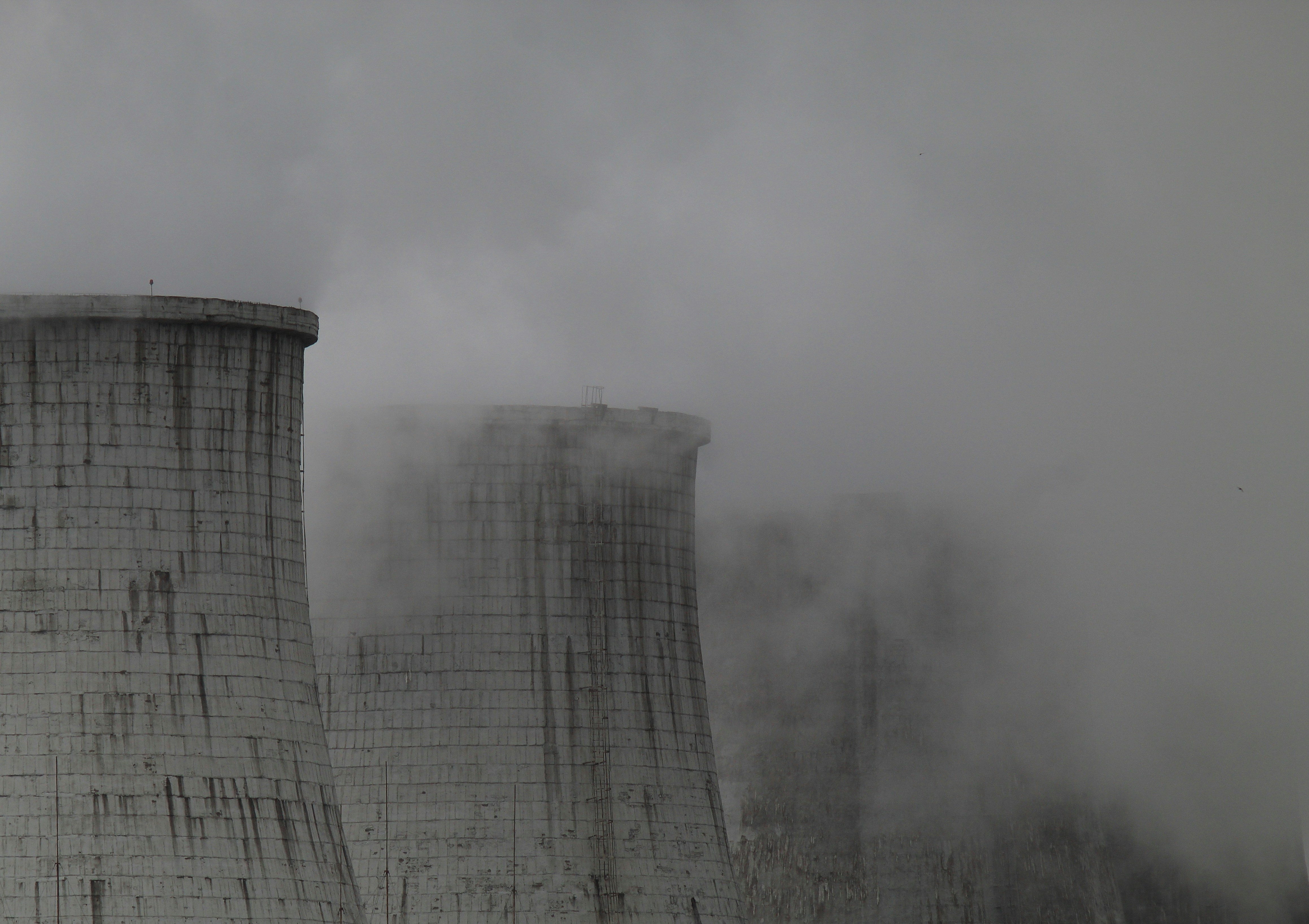 De la fumée s’échappe des tours de refroidissement d’une centrale au charbon