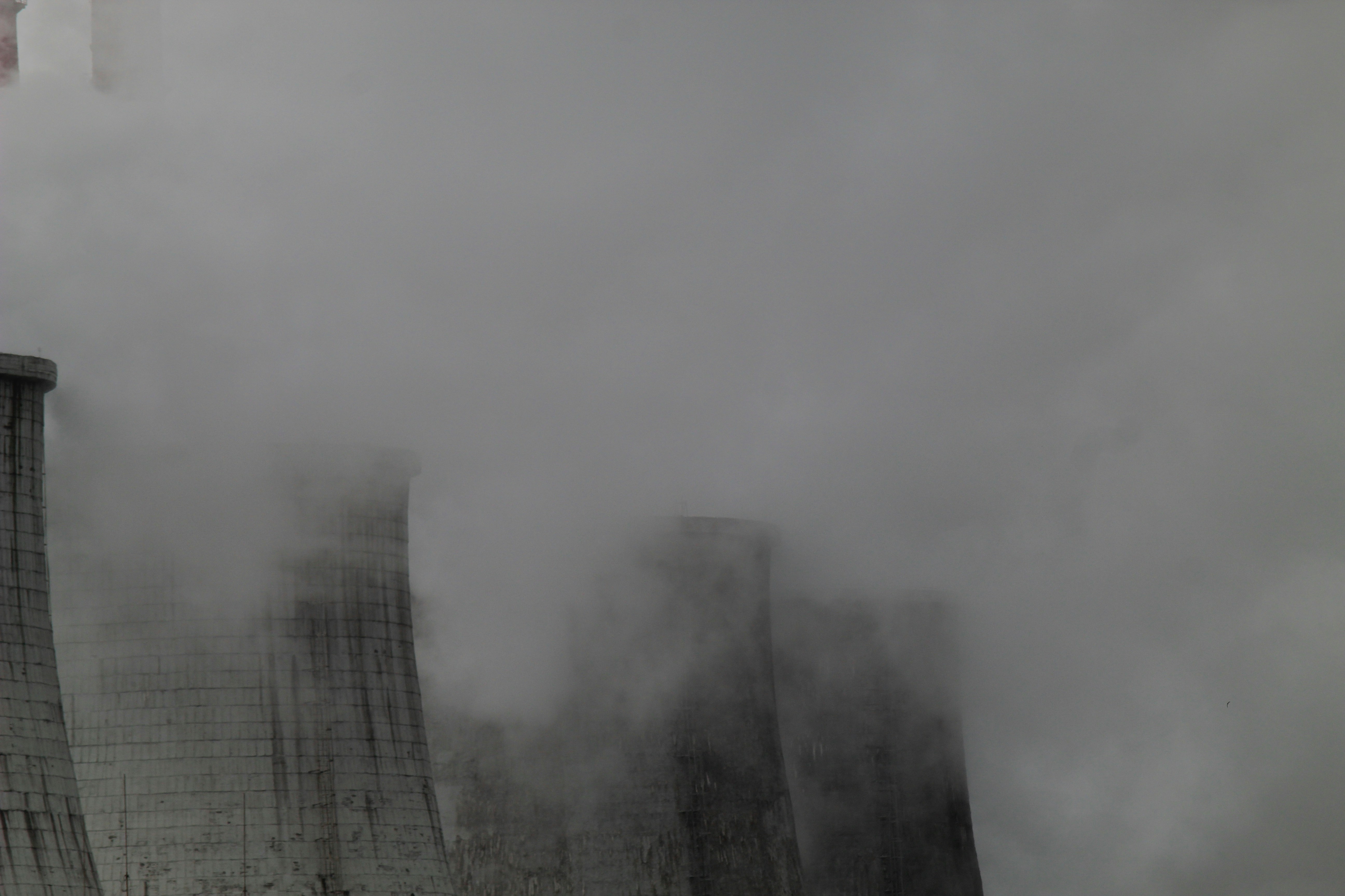 La fumée s’échappe des tours de refroidissement d’une usine