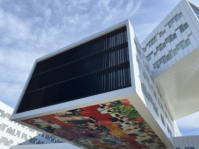 Cantilever board mounted alongside an expressway, showcasing sturdy MS structure and vibrant colors.