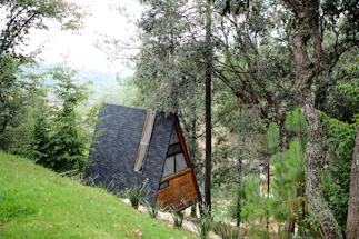 A cozy cabin nestled in nature, inviting peaceful retreat gatherings.