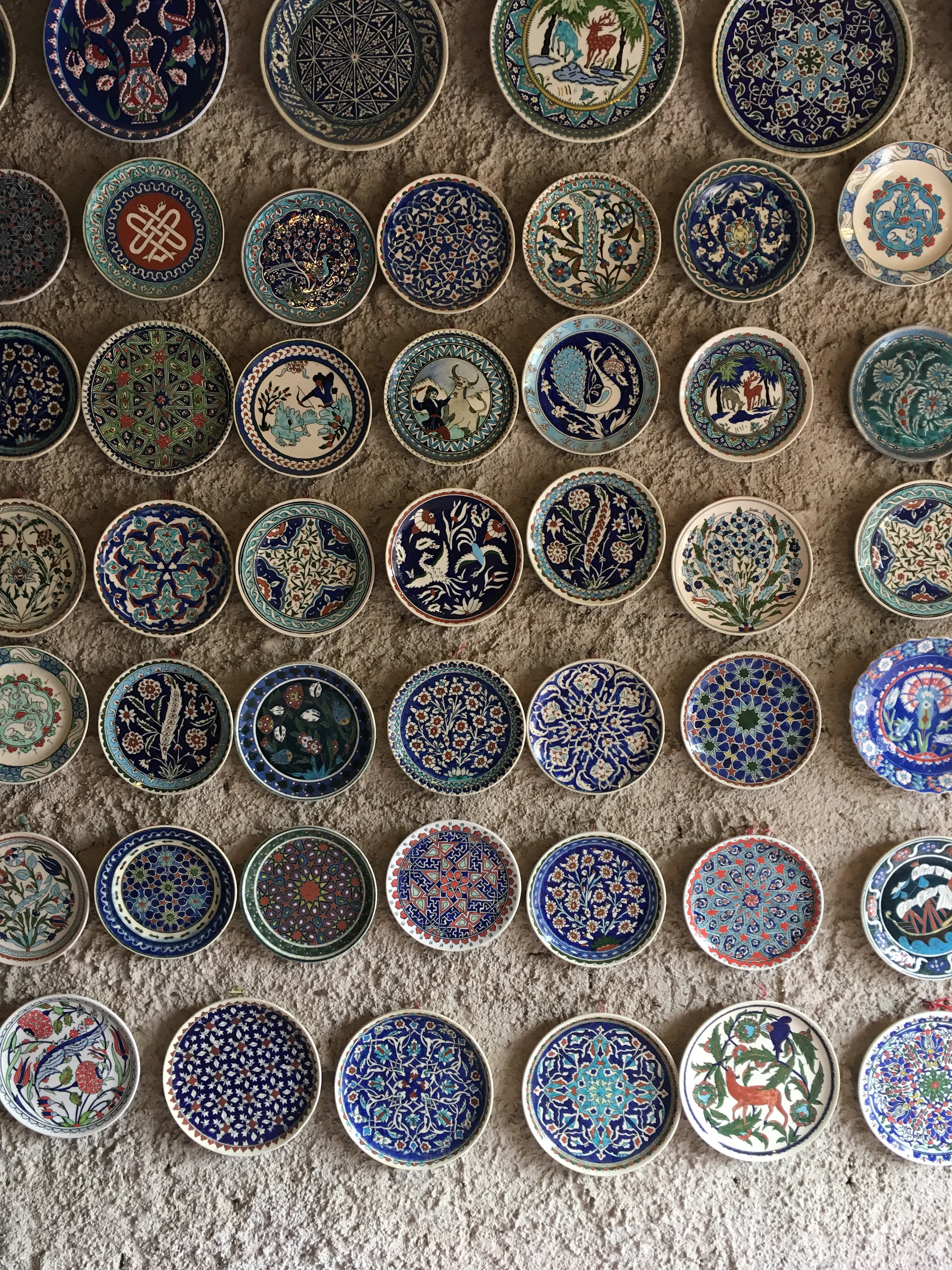 a bunch of plates that are on the ground