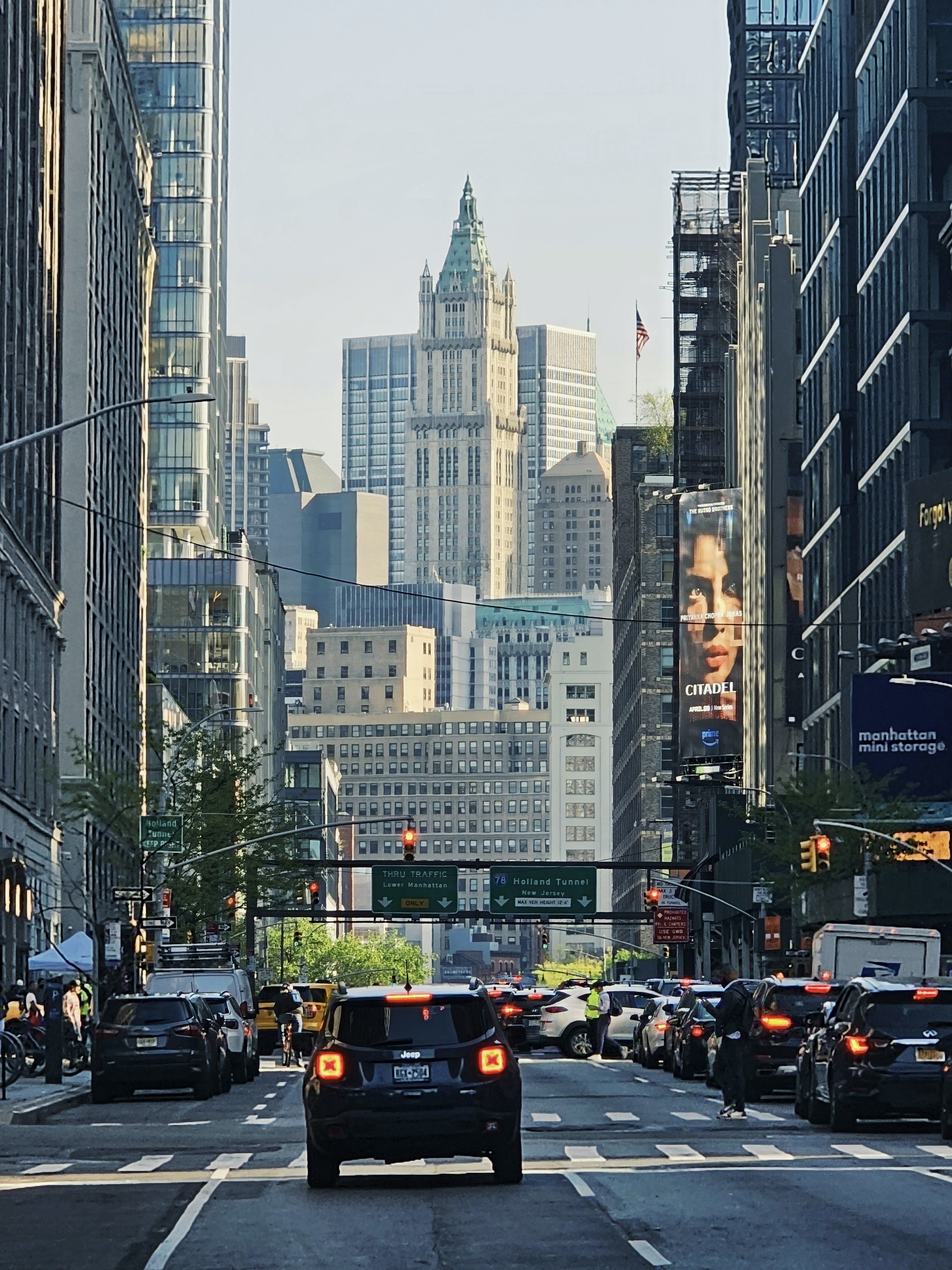 Una calle de la ciudad llena de mucho tráfico y edificios altos foto –  Imagen de Calle gratuita en Unsplash, image size:3000x4000