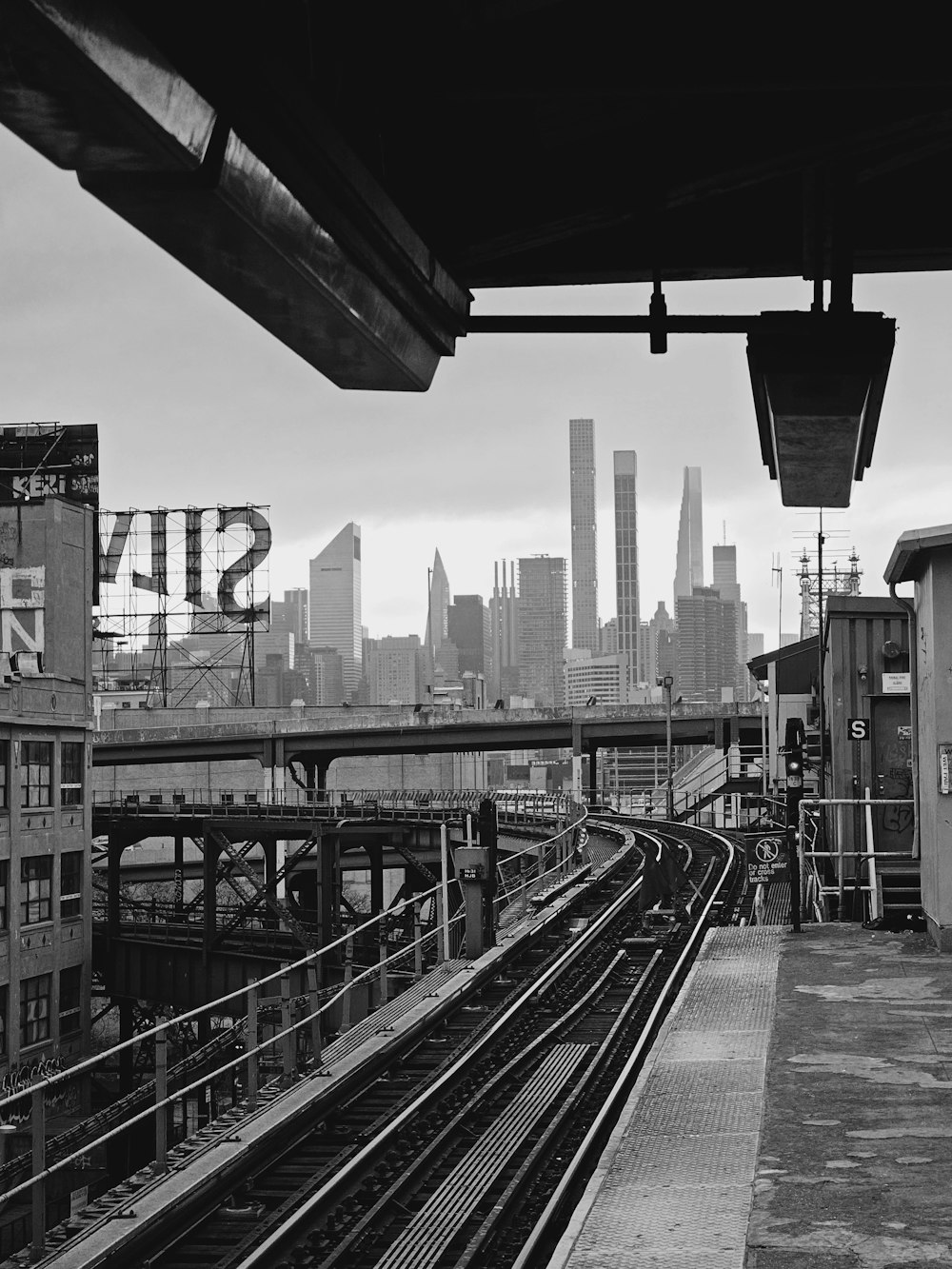 Une photo en noir et blanc d’une gare