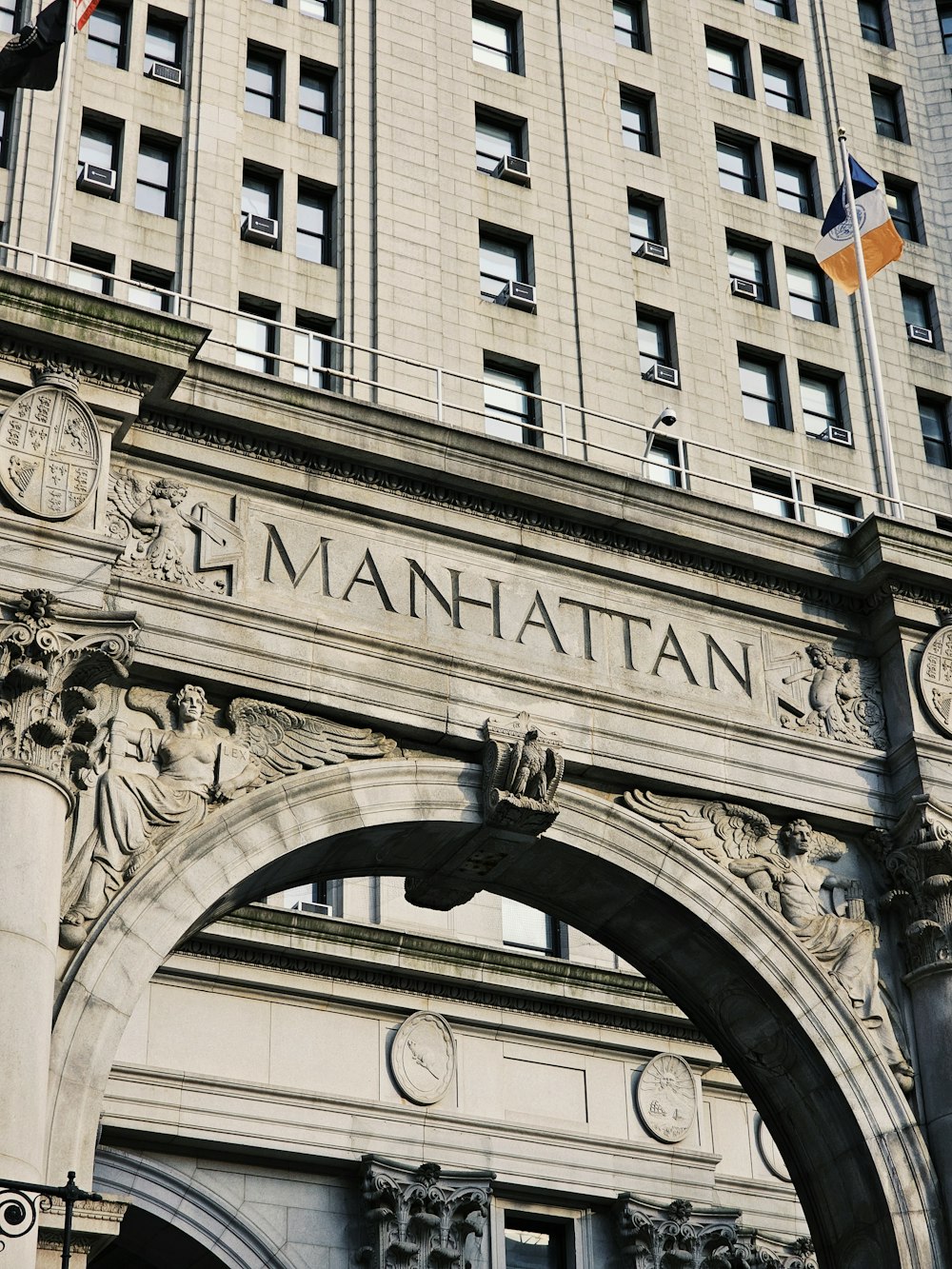 Un edificio alto con un reloj en la parte delantera