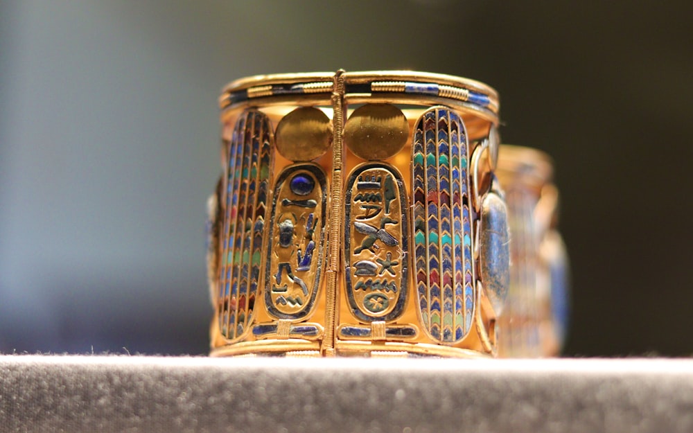 um close up de um anel de ouro com desenhos nele
