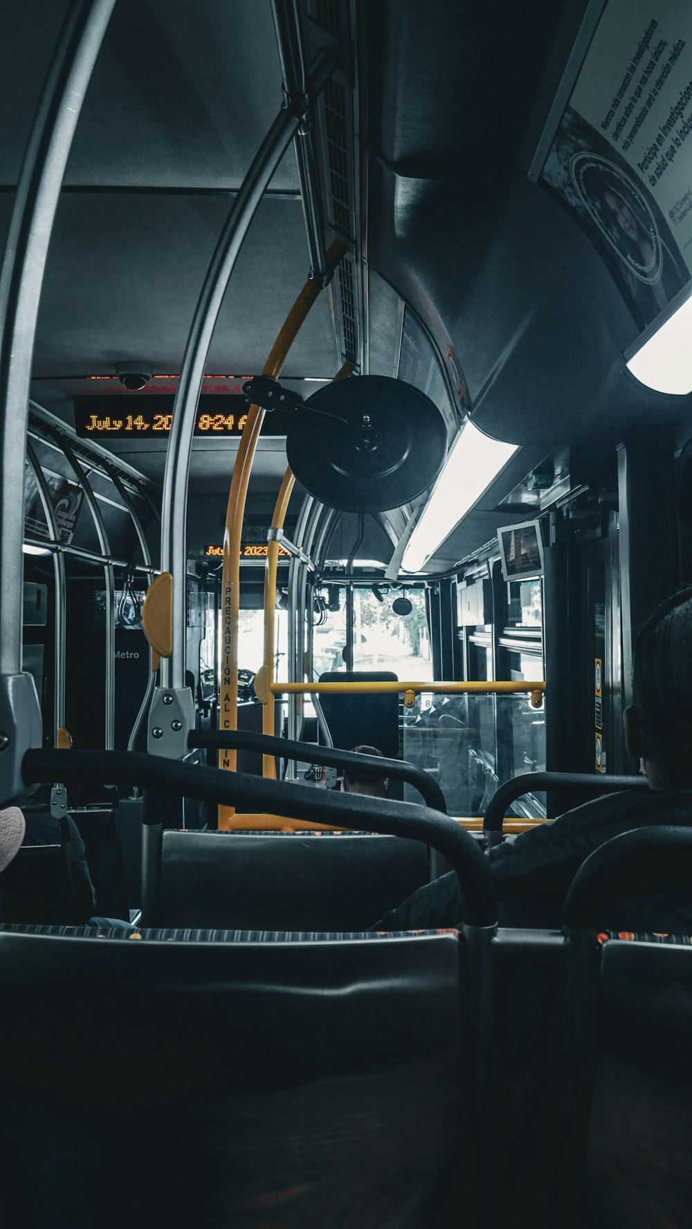 une vue de l’intérieur d’un autobus de transport en commun