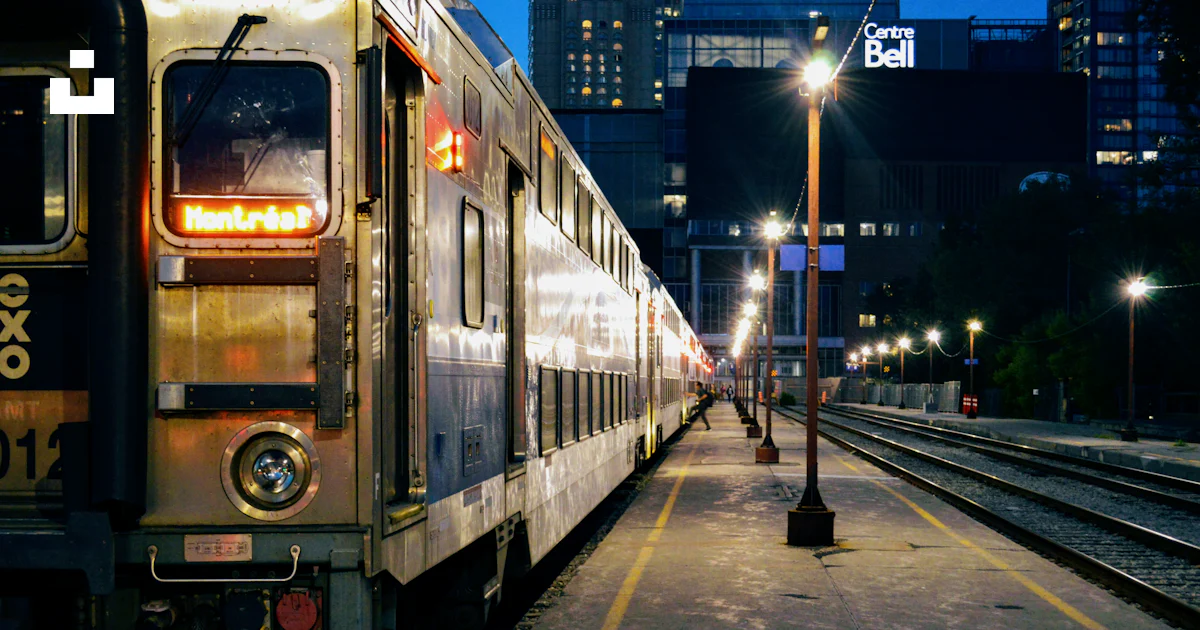 Un train assis sur les rails photo – Image gratuite de Montréal sur ...