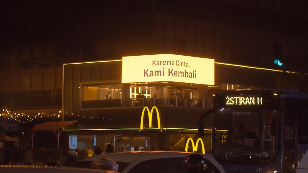 Un ristorante McDonald's illuminato di notte
